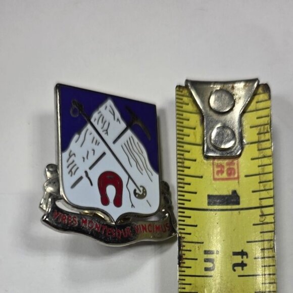 87th infantry Enamel Pin With Crest Design "Vires Montesque Vincimus" Motto - Picture 4 of 4